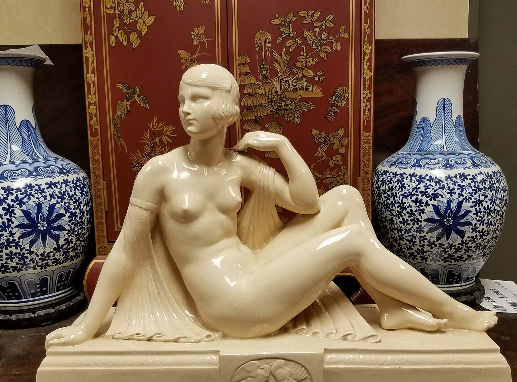 ManArtsAntiquesCenter_FemaleFlapper2